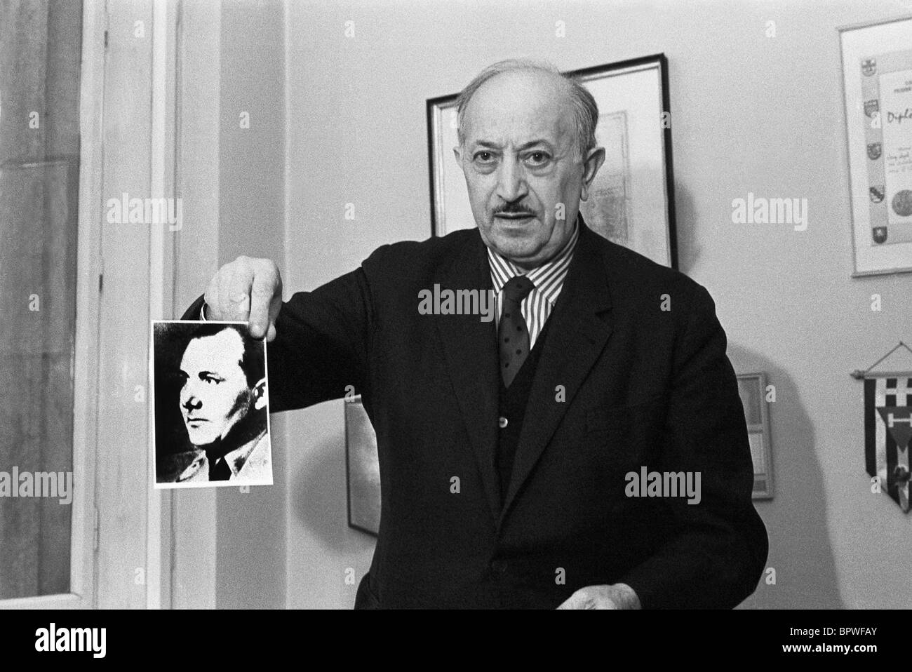 SIMON WIESENTHAL HOLD PHOTOGRAPH OF NAZI WAR CRIMINAL MARTIN BORMANN HOLOCAUST SURVIVOR 24 November 1975 VIENNA Stock Photo