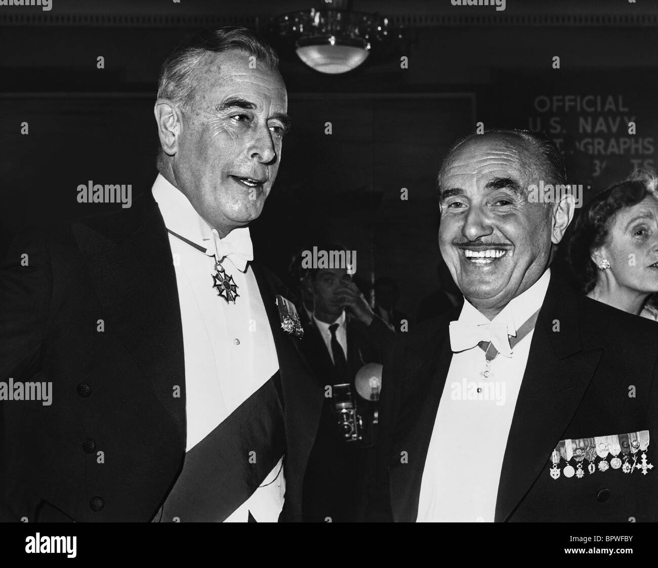 EARL MOUNTBATTEN OF BURMA & JACK L. WARNER MOVIE STUDIO OWNER 10 June 1962 Stock Photo