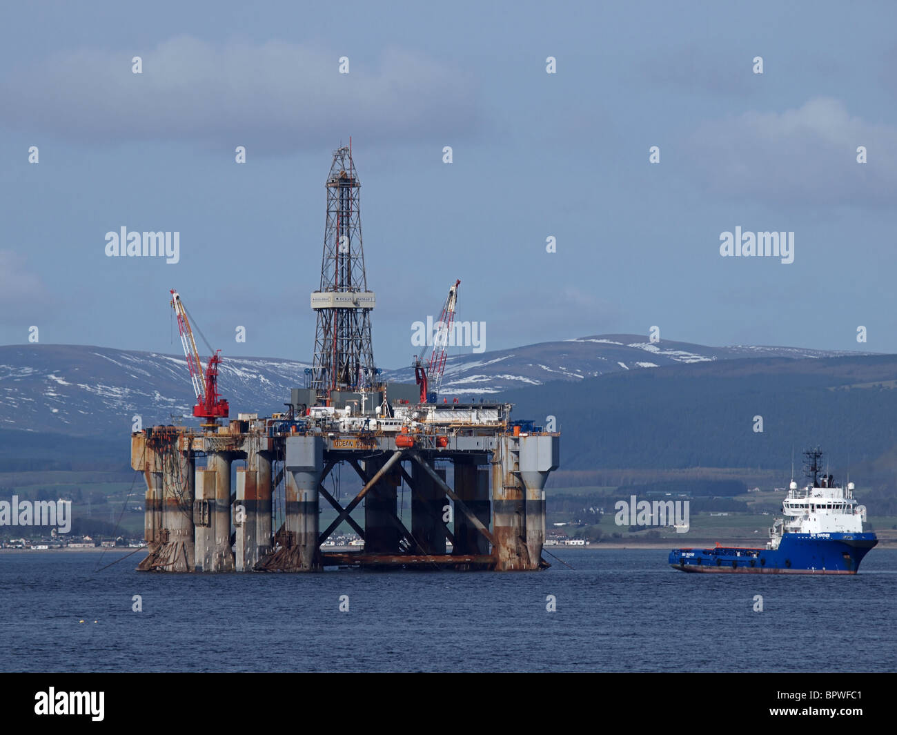The anchors of the semi-sub oil rig Ocean Nomad are lifted by the anchor handling vessel Sea Panther, Cromarty Firth, Scotland. Stock Photo