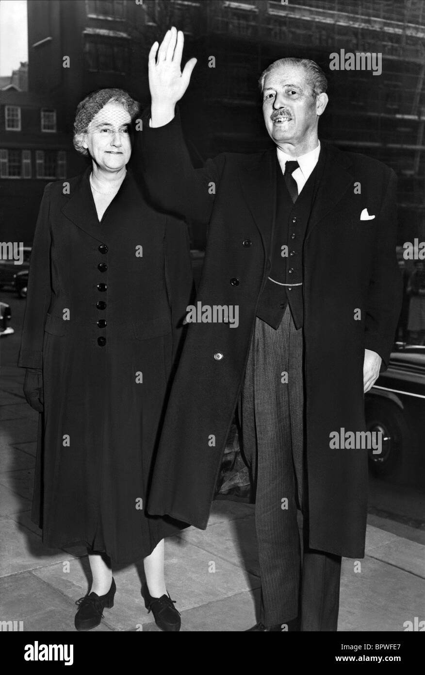 LADY DOROTHY MACMILLAN & HAROLD MACMILLAN PRIME MINISTER & WIFE 01