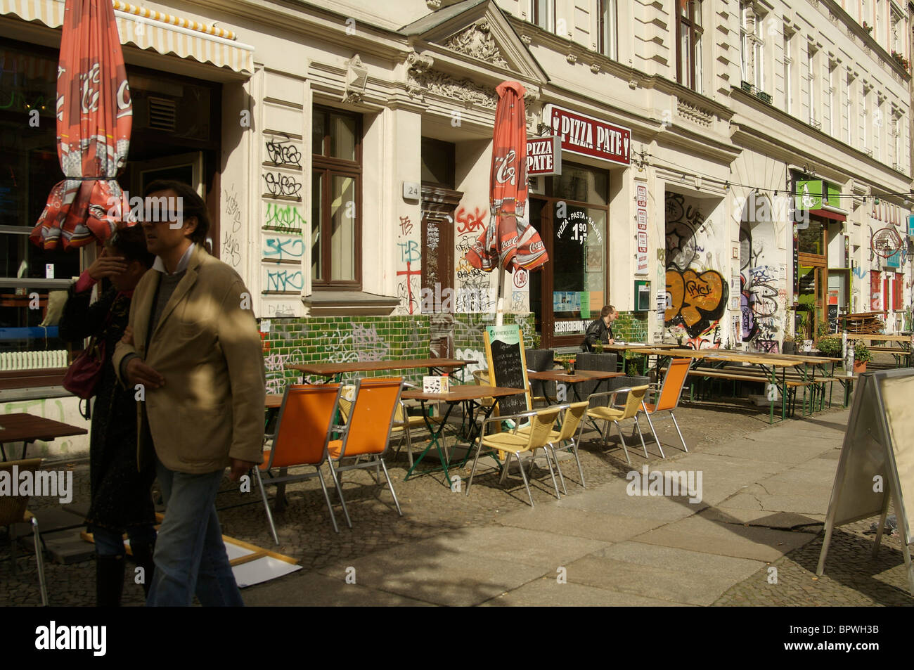 Cafe terraces in the Prenzlauer Berg area of Berlin Stock Photo Alamy