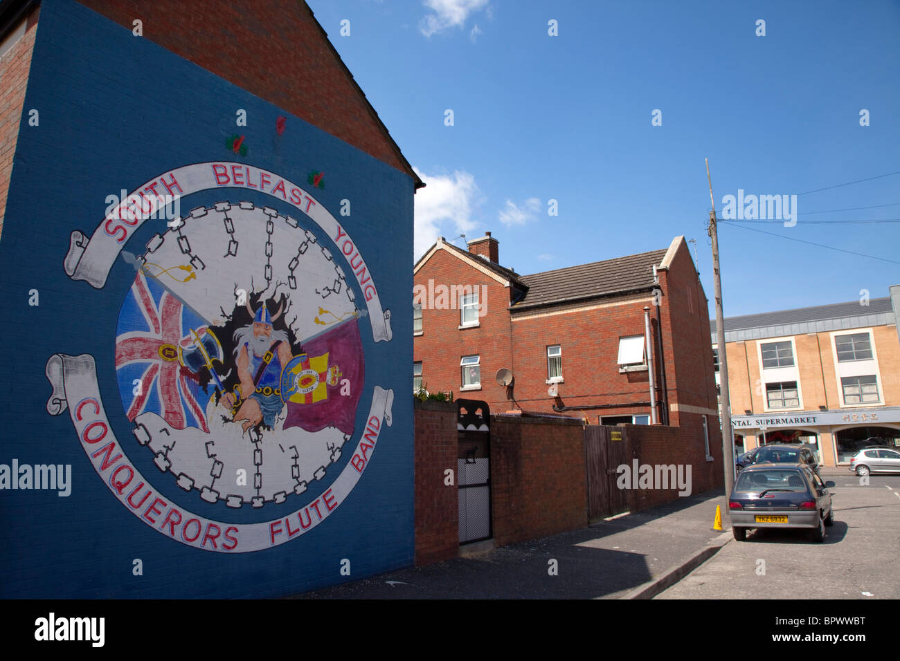 Ireland, North, Belfast, Donegall Pass, Loyalist political mural depicting the Young Conquerors Flute Band. Stock Photo