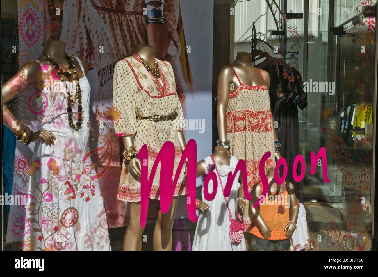 dh window display SHOPS UK Cloth model dummies Monsoon shop window display woman children clothes fashion shopfront Stock Photo
