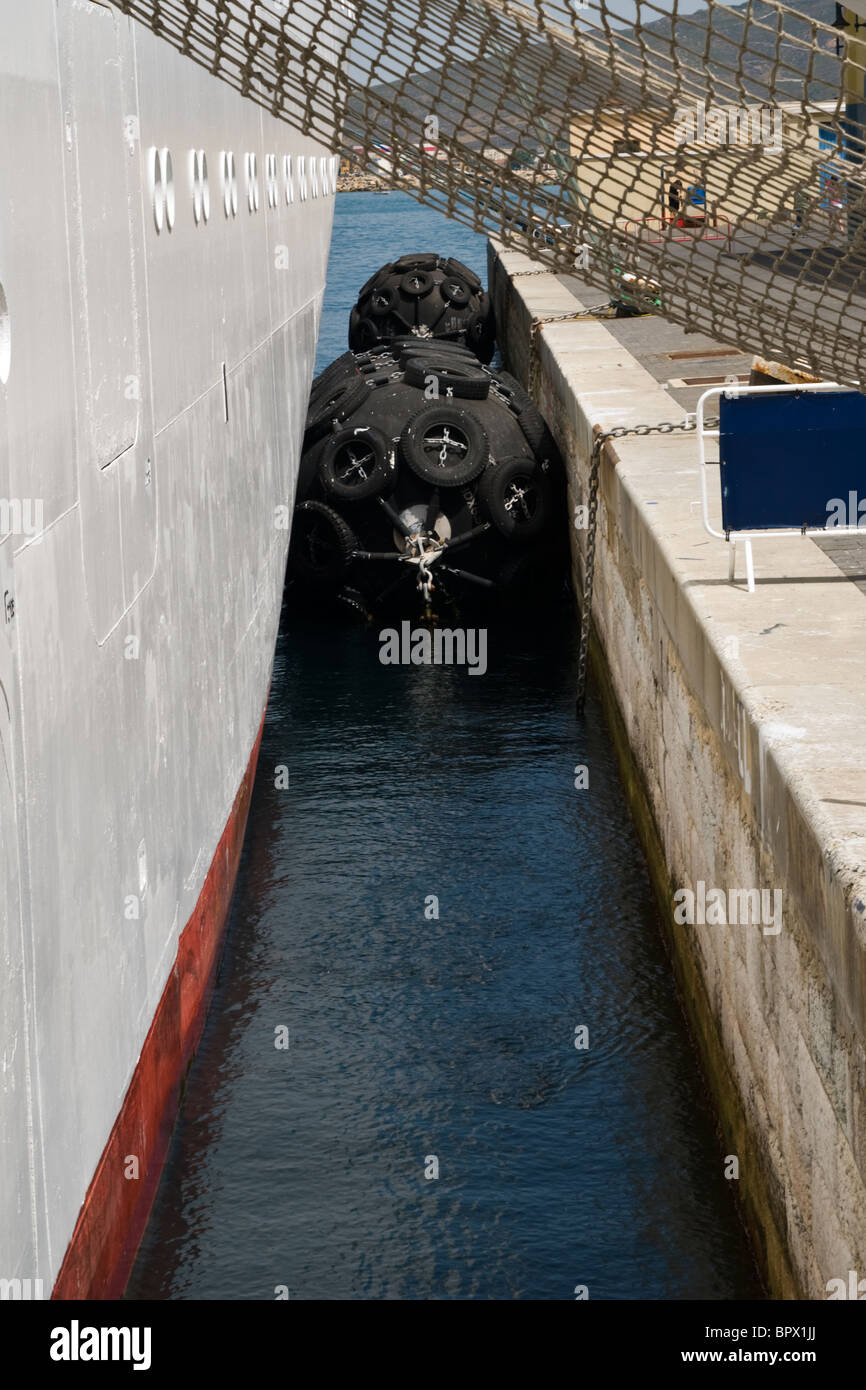 Marine heavy duty pneumatic rubber ship fender covered in tyres held on