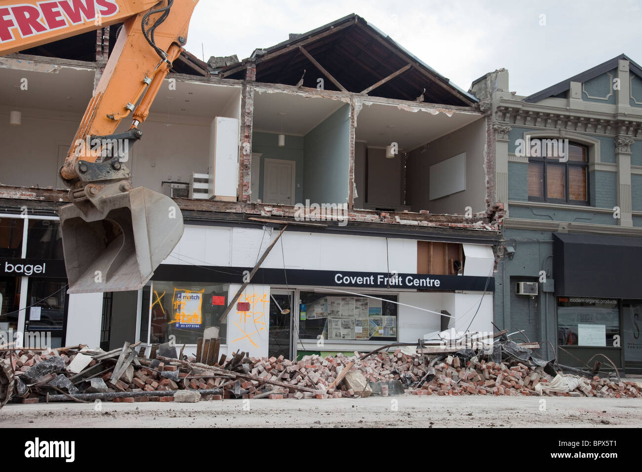 Earthquake damage building hi-res stock photography and images - Alamy