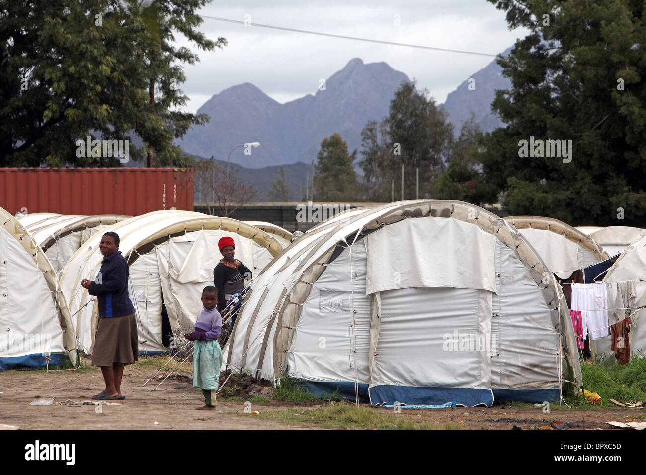 South Africa: Refugees from Zimbabwe are still staying in tents at the DeDoorns Refugee camp, Western Cape, Hex Valley Stock Photo