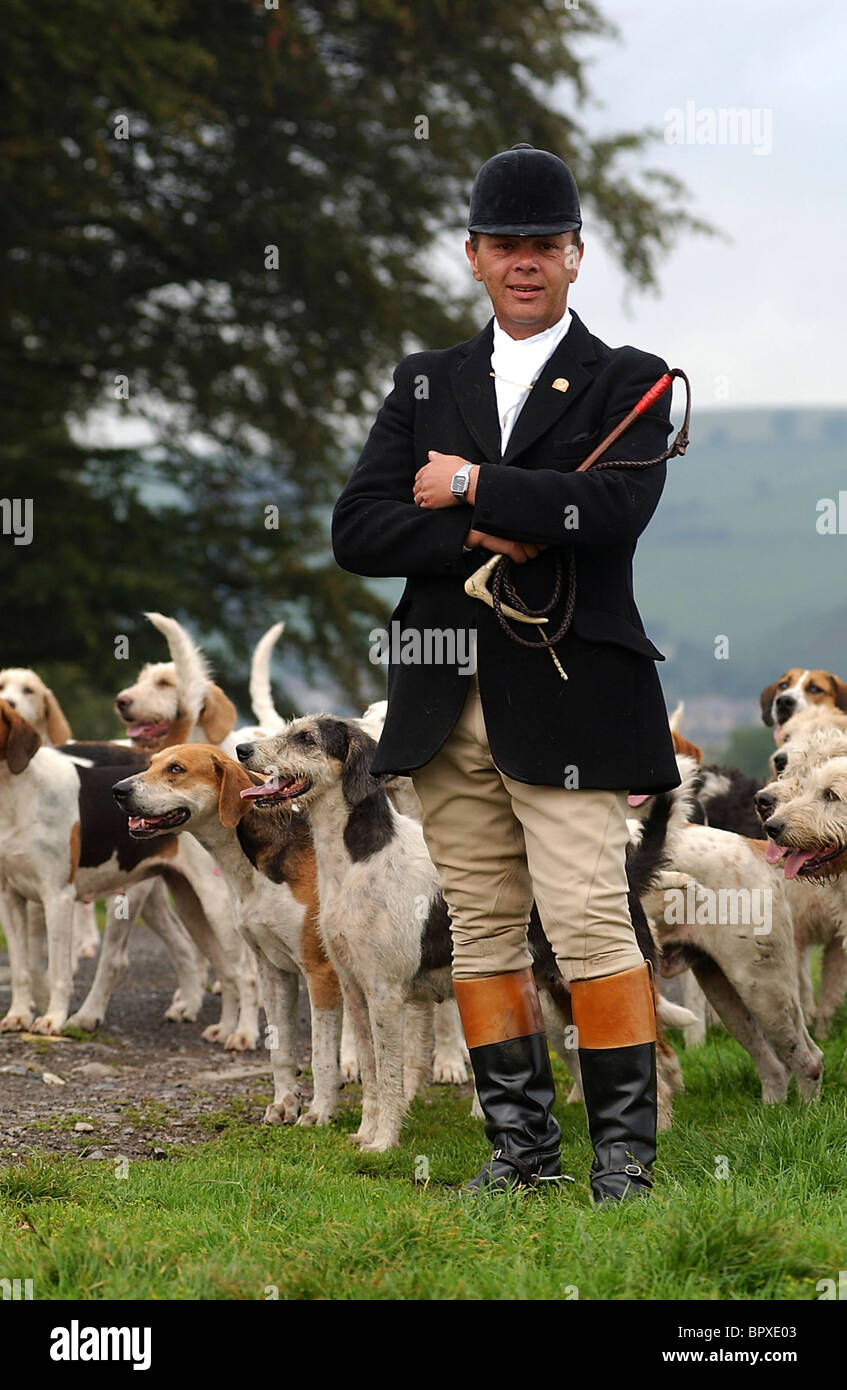 PC Mike Williams with hounds of The Caerphilly & District Farmers Hunt, Caerphilly, Wales, 10-09-04. Photo by John Robertson. Stock Photo