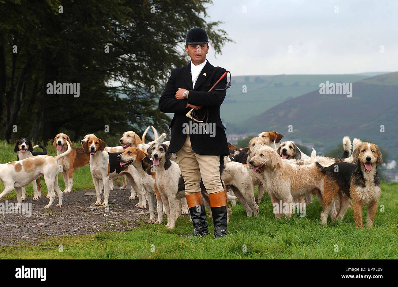 PC Mike Williams with hounds of The Caerphilly & District Farmers Hunt, Caerphilly, Wales, 10-09-04. Photo by John Robertson. Stock Photo