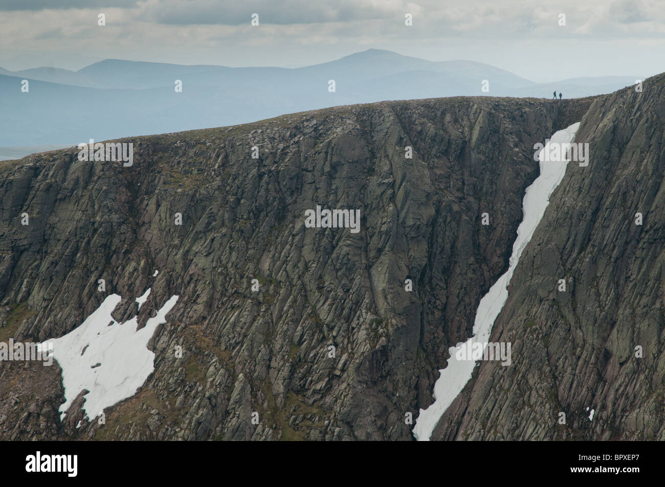 Walking the ridge from Sgor an Lochain Uaine, or Angel's Peak, Cairngorm National Park, Scotland Stock Photo