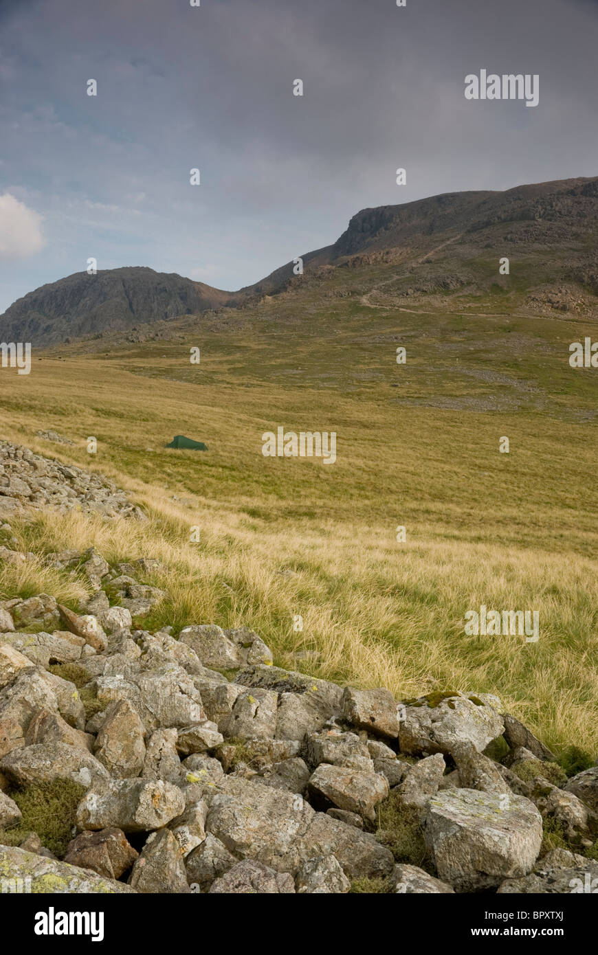 Wild camping at Lingmell col, next to Scafell Pike, Lake District, Cumbria Stock Photo