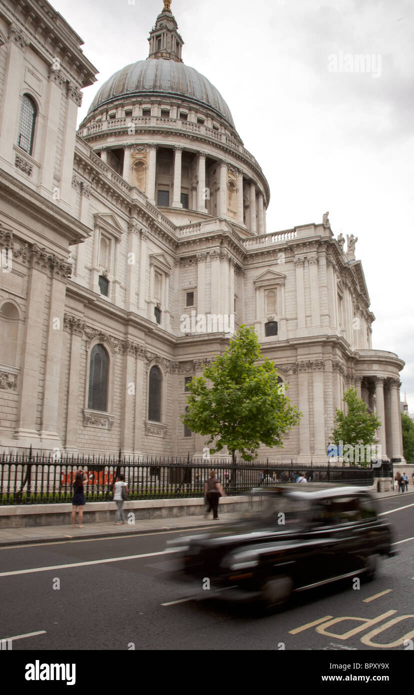Taxi passing St Paul's cathedral, London Stock Photo