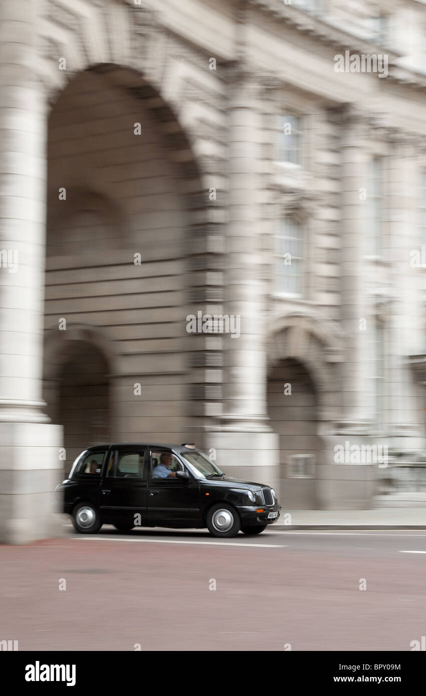 Taxi passing through Admiralty Arch, The Mall, London Stock Photo