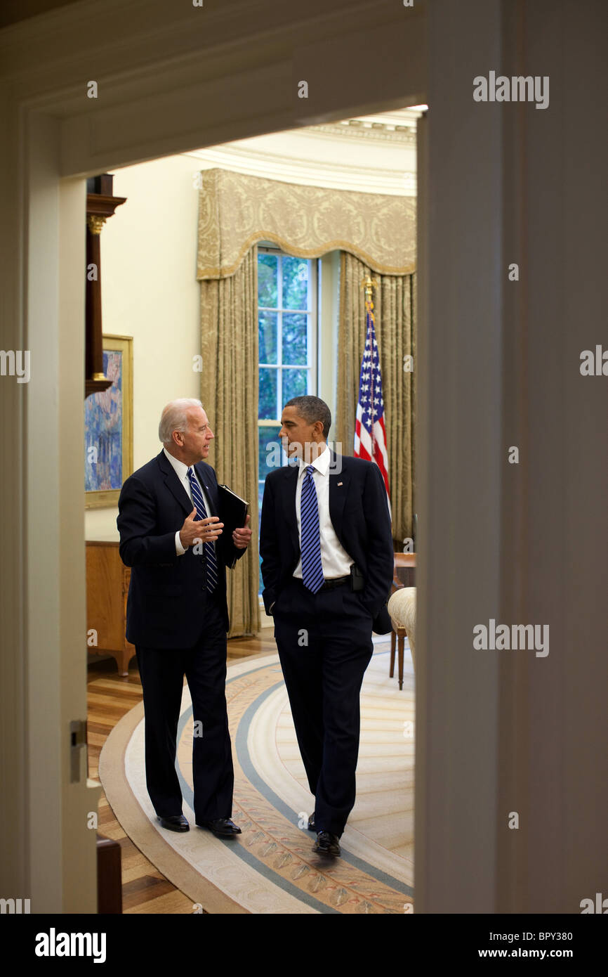 President Barack Obama and Vice President Joe Biden talk in the Oval Office Stock Photo