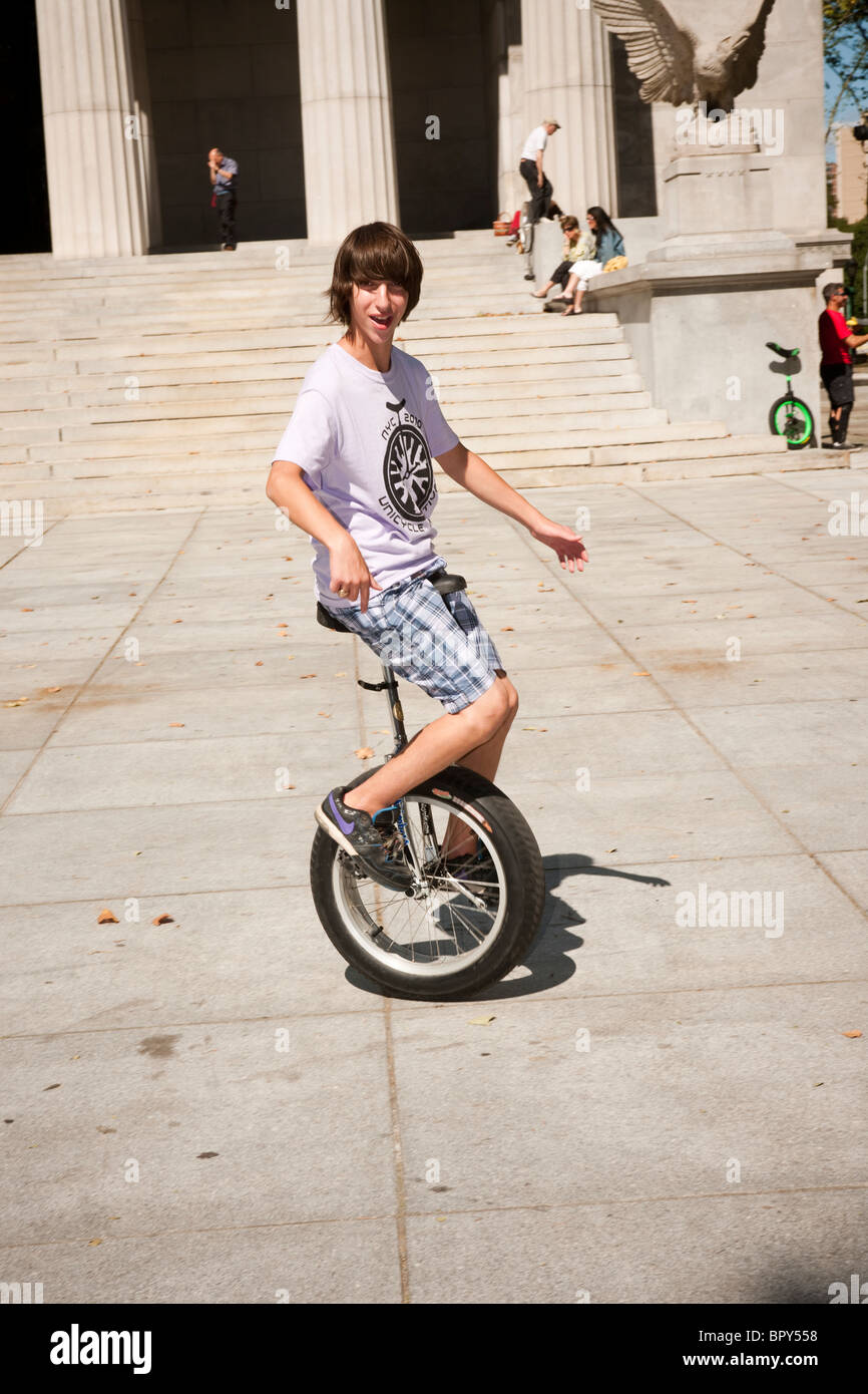 Unicyclists of all skill levels perform and practice at Grant's Tomb in