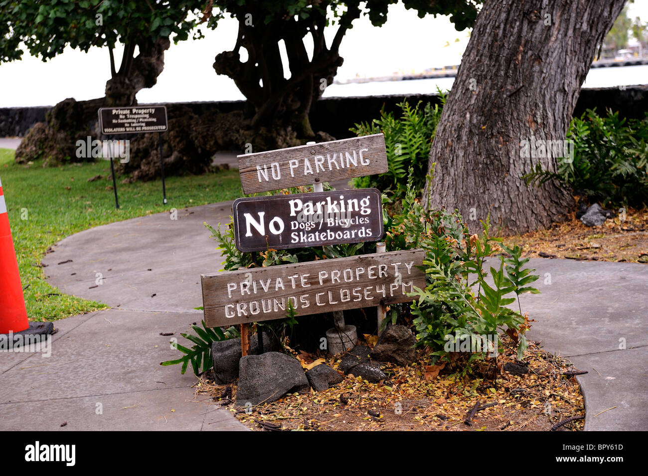 Signs announcing No Parking, No Dogs, No Bicycles, and No Skateboards. Hulihe'e Palace, Kailua-Kona, Big Island, Hawaii Stock Photo