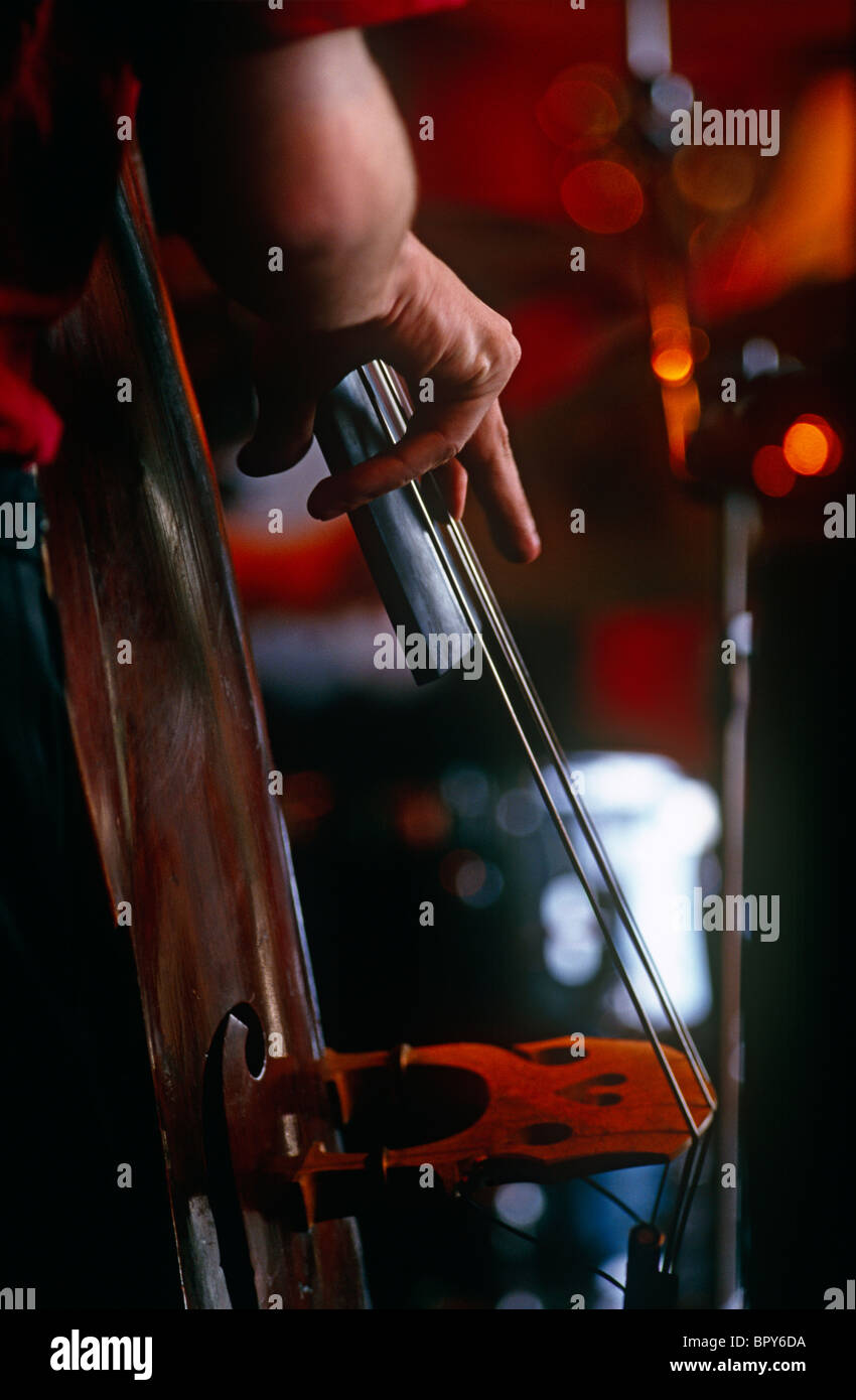 Plucking strings hires stock photography and images Alamy