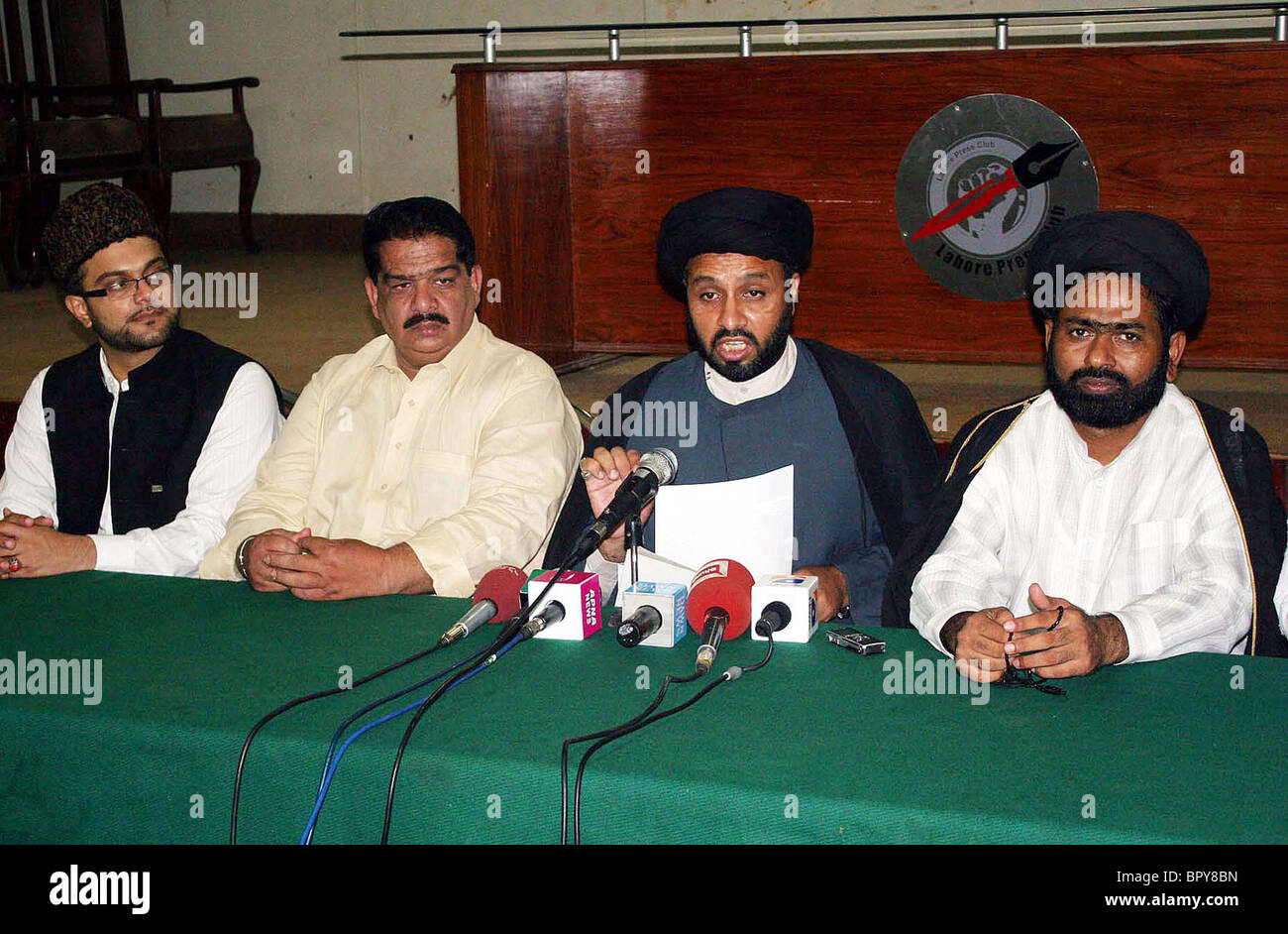 Tehreek-e-Nifaaz Fiqah Jafferia (TNFJ) leader, Agha Syed Hussain Muqadsi along with Shahzada Ghulam Hassan Stock Photo