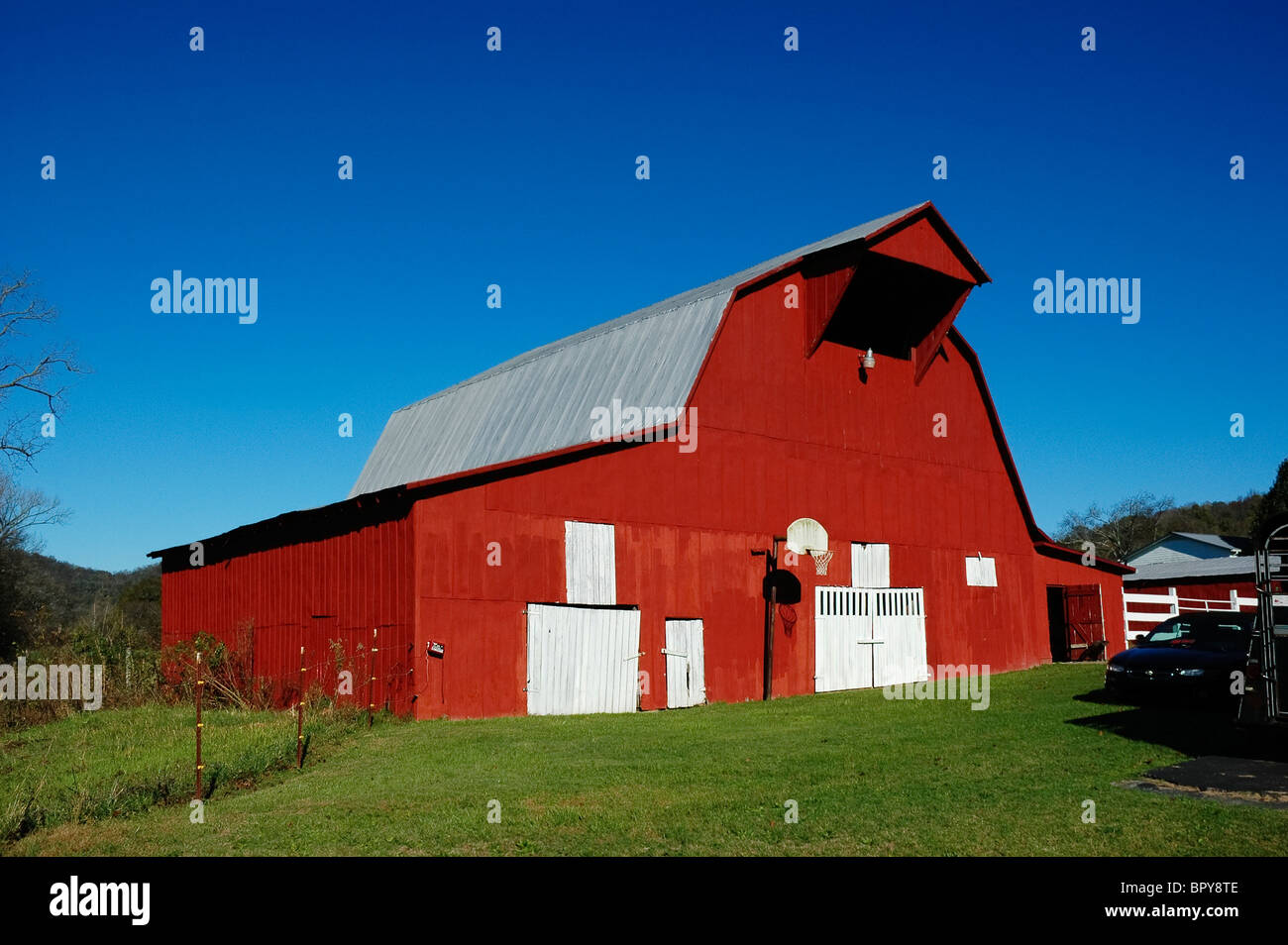 Big red barn on farm Woodbury Tennessee Stock Photo Alamy