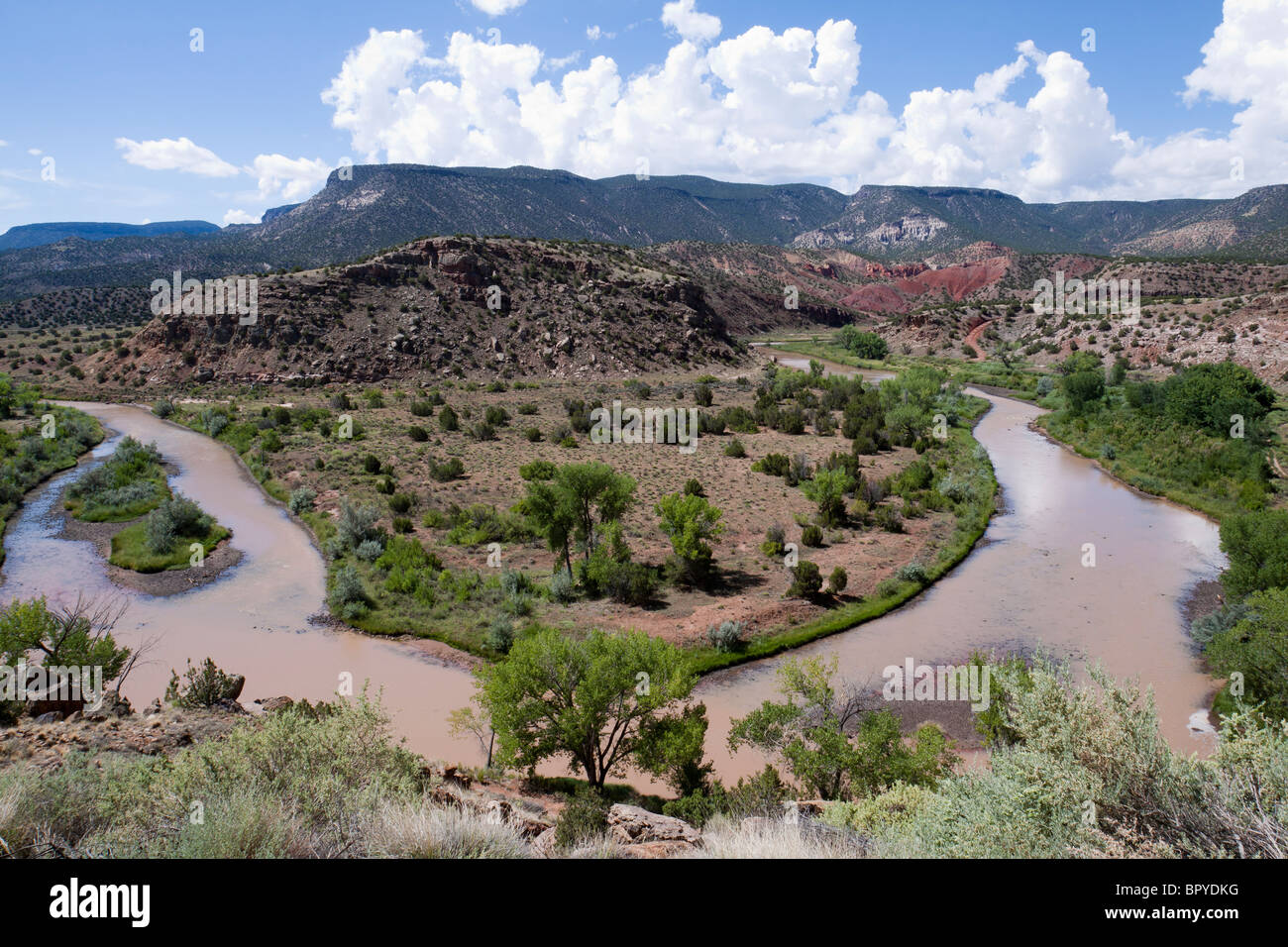 Sharp bend in Chama River winding among mesas of New Mexico outside Santa Fe near Abiquiu, where artist Georgia O'Keeffe lived Stock Photo