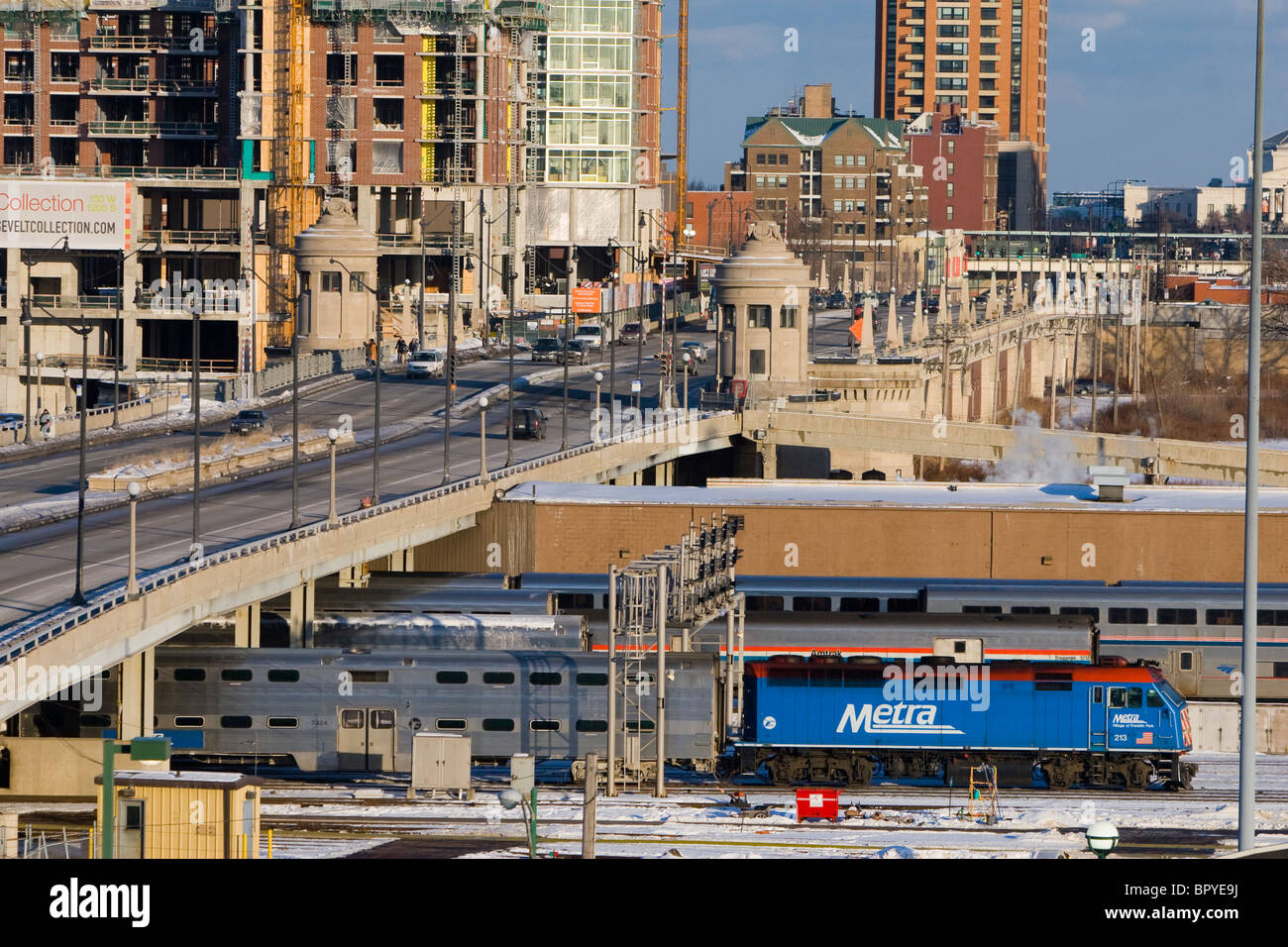 A Metra commuter train heads into Union Station in Chicago, IL. Stock Photo
