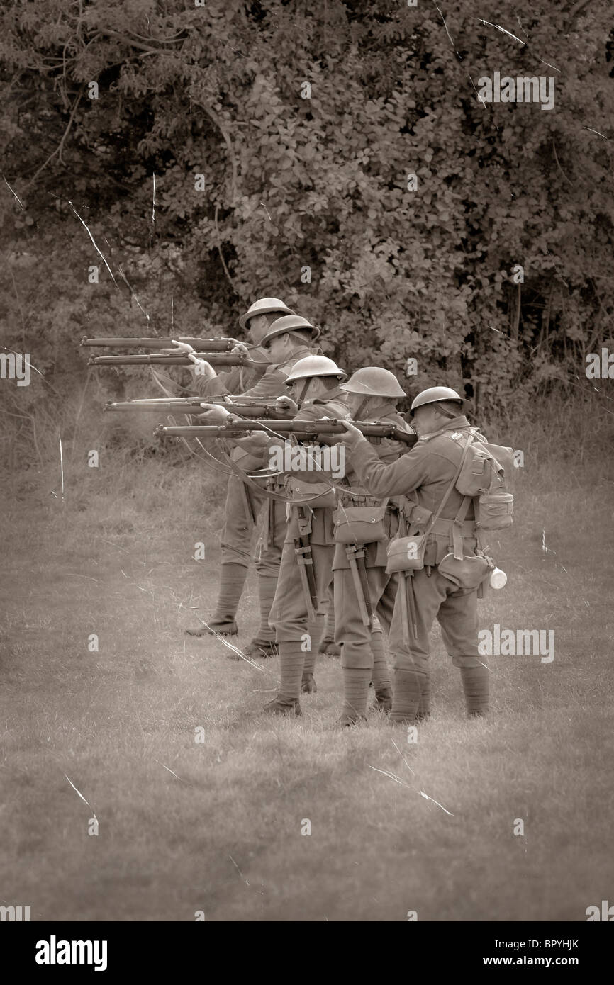 WW1 British Army soldiers take part in a firing Squad 1915 Stock Photo