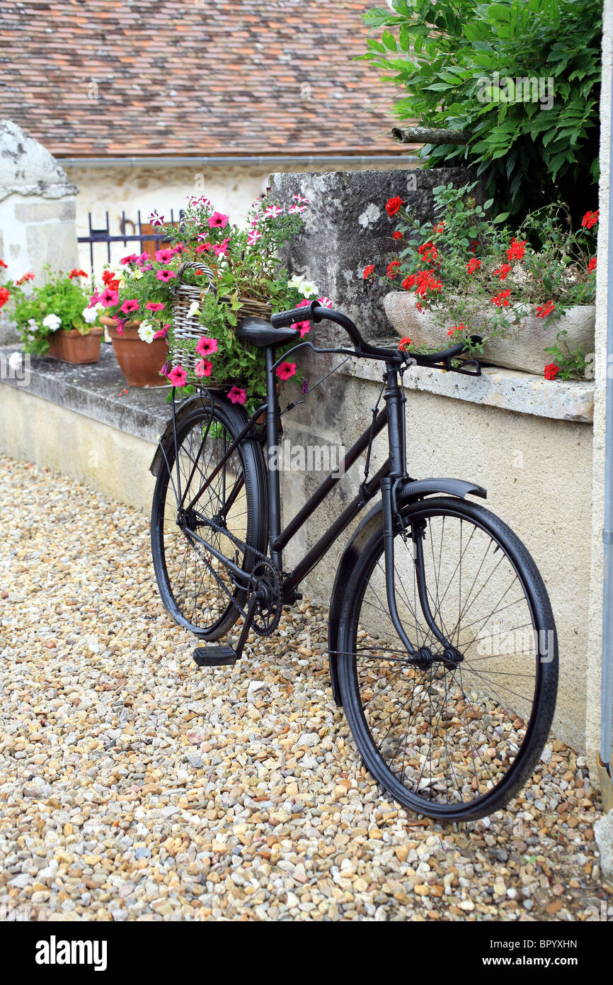 Old Fashioned Ladies Bicycle With Basket Hi Res Stock Photography And Images Alamy