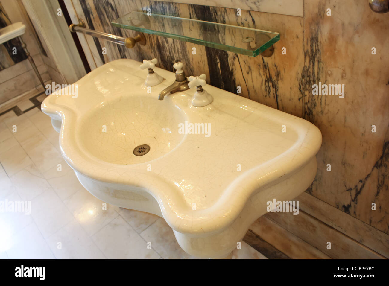 White sink vintage hi-res stock photography and images - Alamy