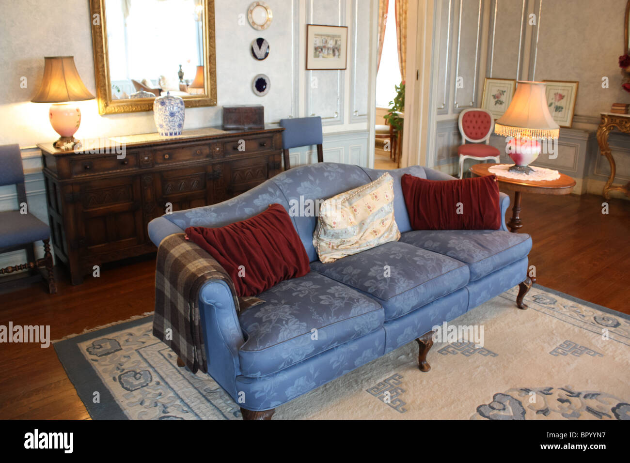 retro vintage blue couch living room casa loma Stock Photo Alamy