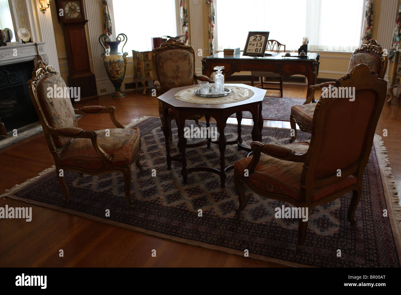 vintage furniture coffee table chair living room Stock Photo - Alamy
