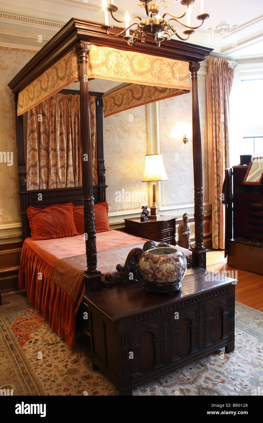 Queen of the Damned Bed – Haunt, image size:866x1390