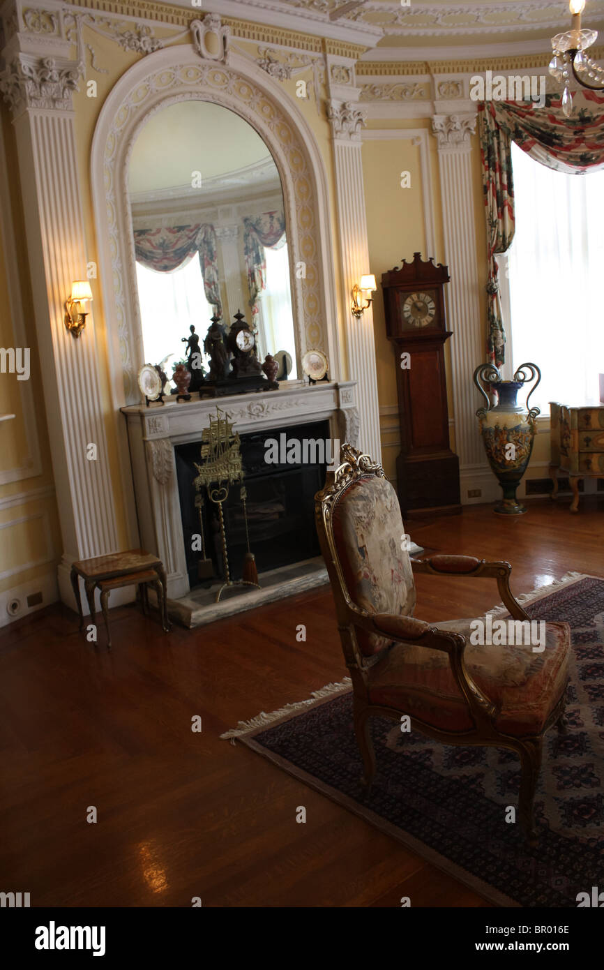 old classic retro vintage fireplace living room Stock Photo - Alamy