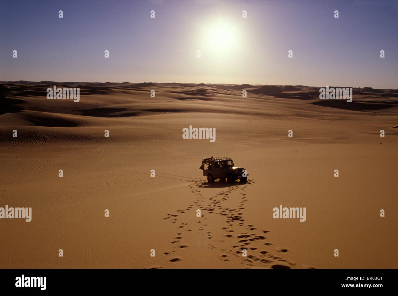 Land cruiser and footprints on a dunes near Siwa Oasis, Egyptian Western Desert Stock Photo