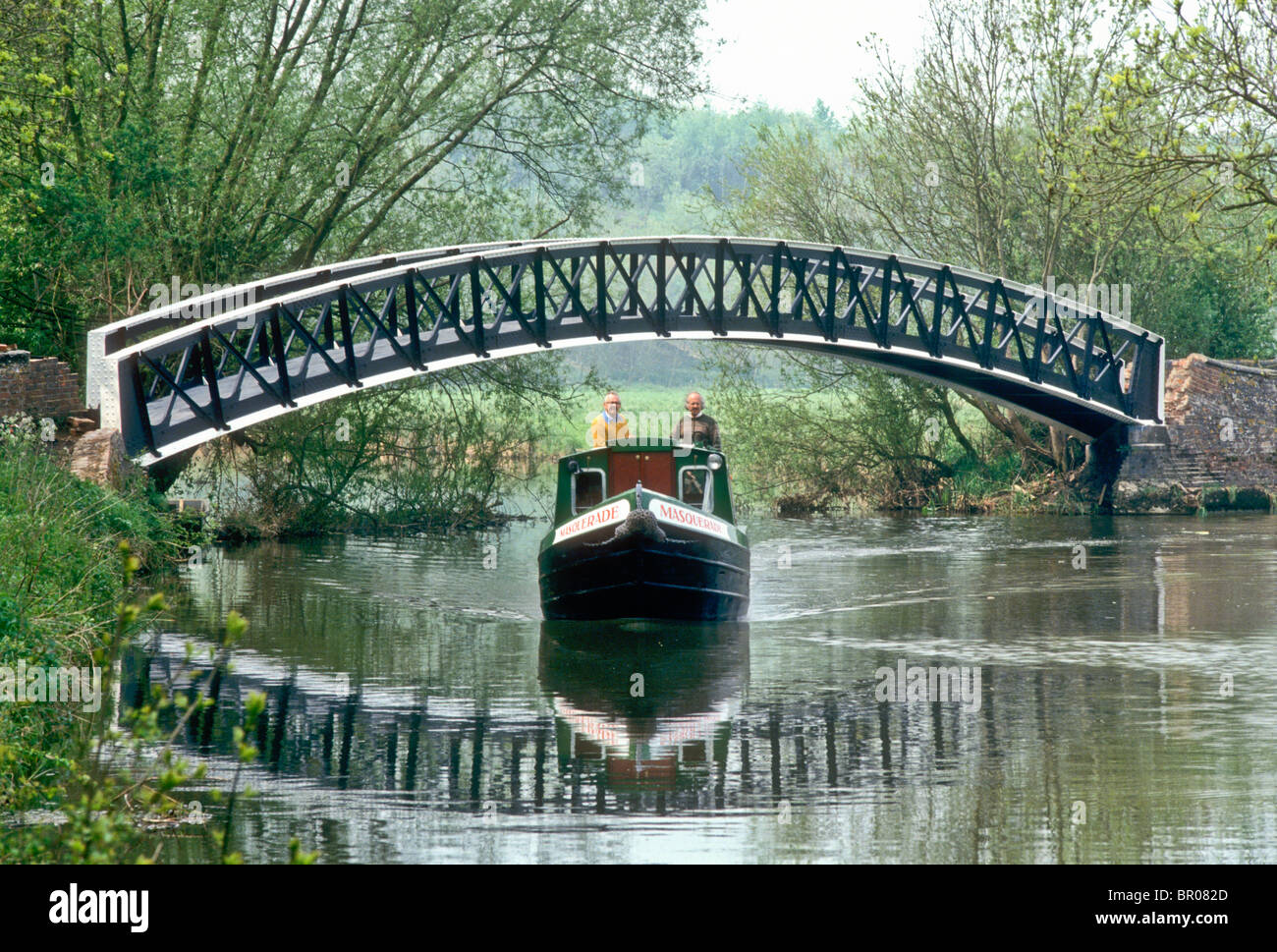 A narrowboat passes beneath Horse Bridge no.217 on the Oxford Canal at