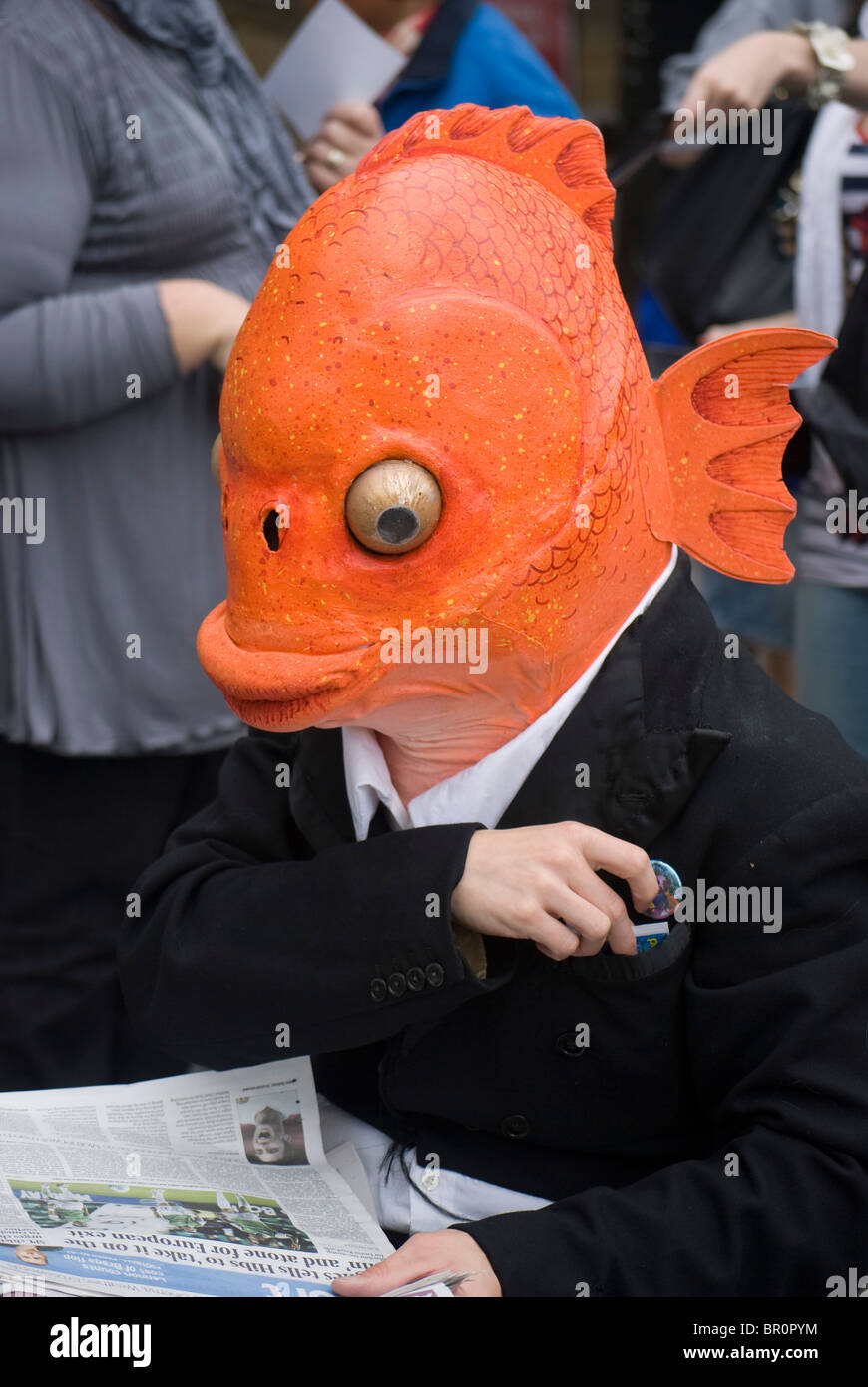 Man with goldfish head reading a newspaper, promoting a Fringe show in the  Edinburgh Festival, Scotland Stock Photo - Alamy, image size:870x1390