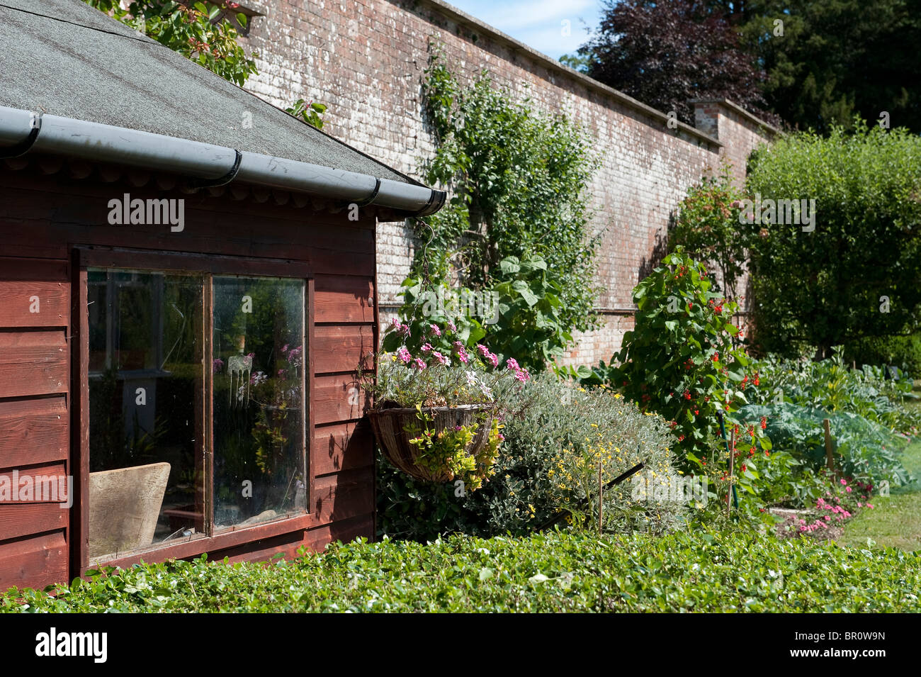 Beautiful walled garden hi-res stock photography and images - Alamy