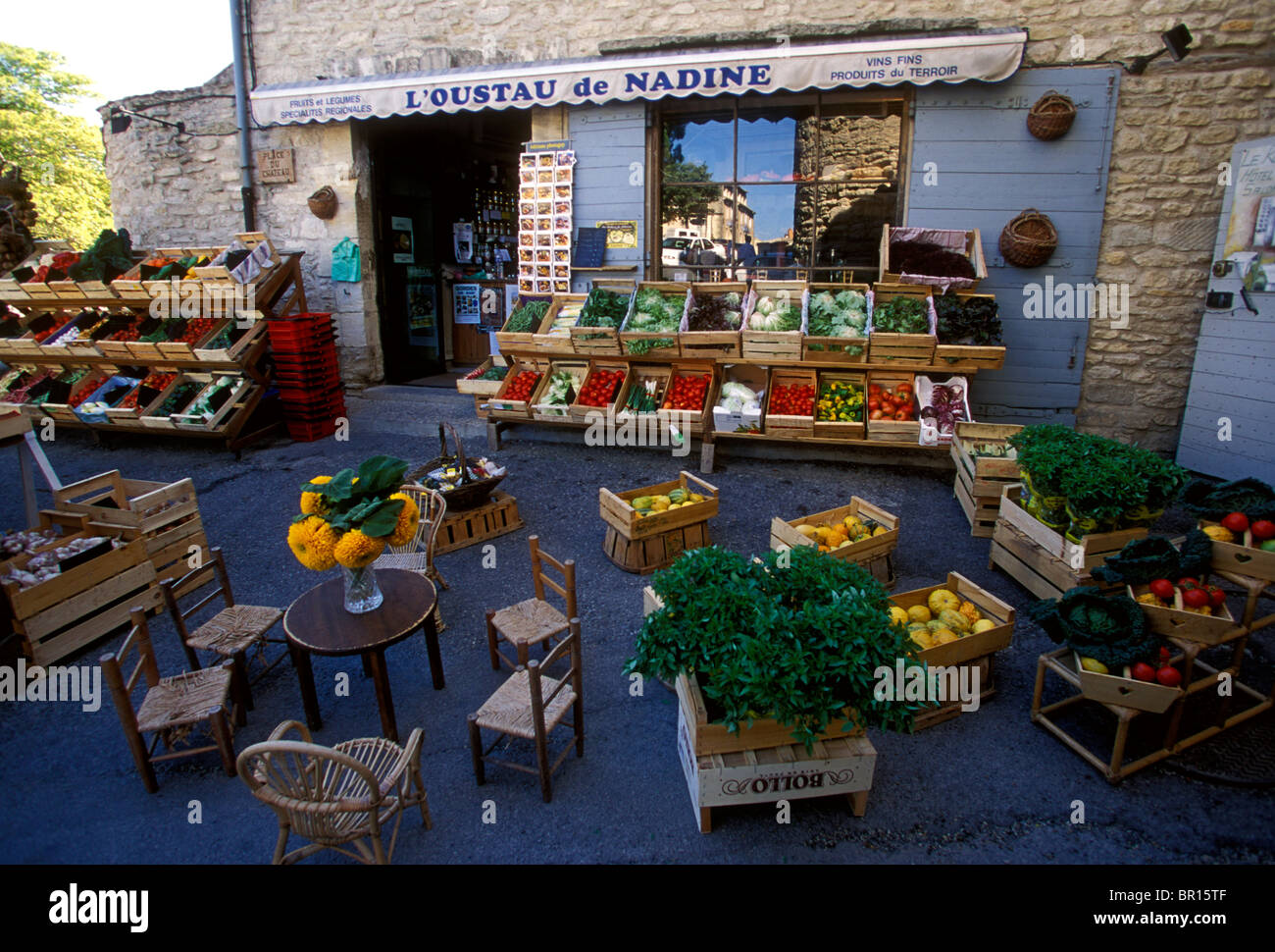 grocery store, fruit and vegetable market, hilltop village, hilltop village of Gordes, village of Gordes, Gordes, Provence, France, Europe Stock Photo