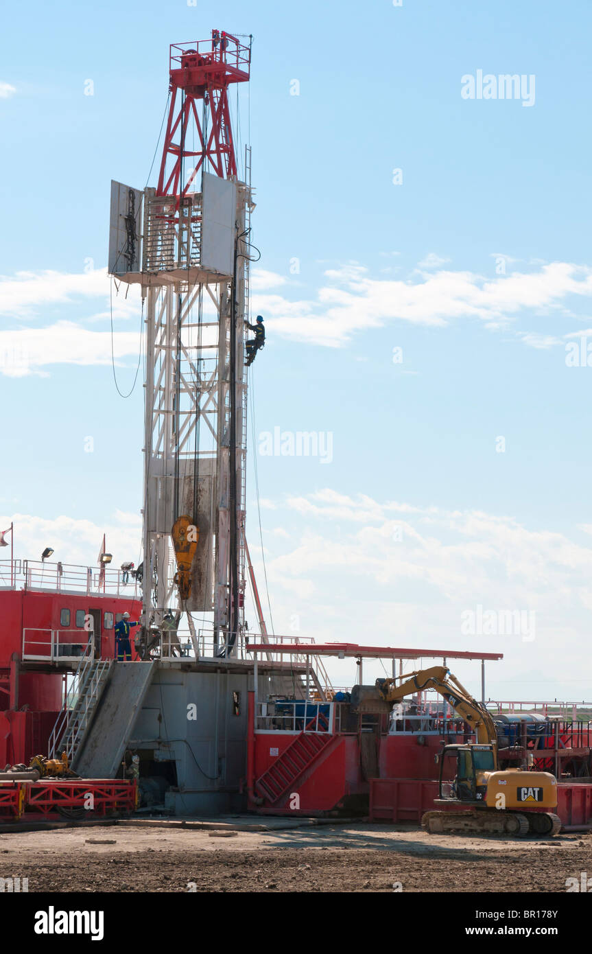 A Horizon Drilling drill rig and work crew at work on a crude oil well for N.A.L. Resources near Cochrane, Alberta. Stock Photo
