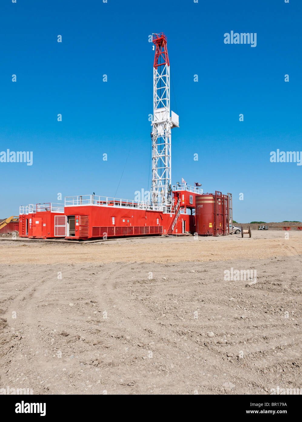 A Horizon Drilling drill rig and work crew at work on a crude oil well for N.A.L. Resources near Cochrane, Alberta. Stock Photo