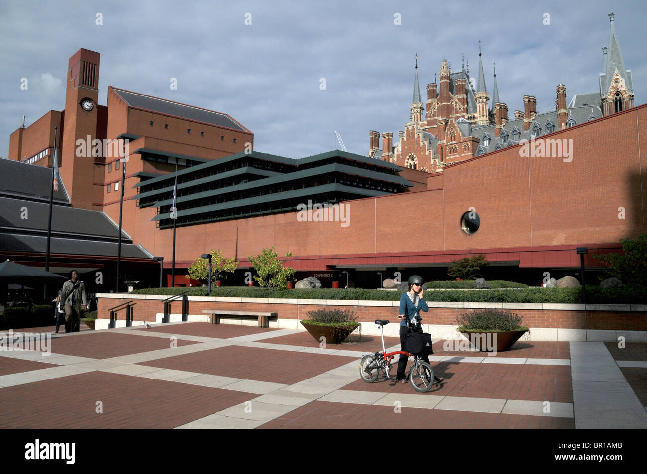 VISITORS TO THE BRITISH LIBRARY IN LONDON UK Stock Photo - Alamy