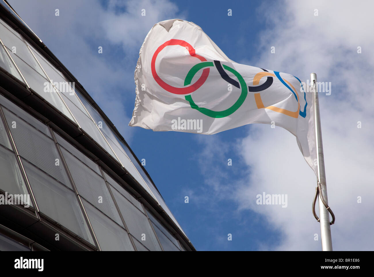 Olympic flag flies in front of City Hall, London Stock Photo - Alamy