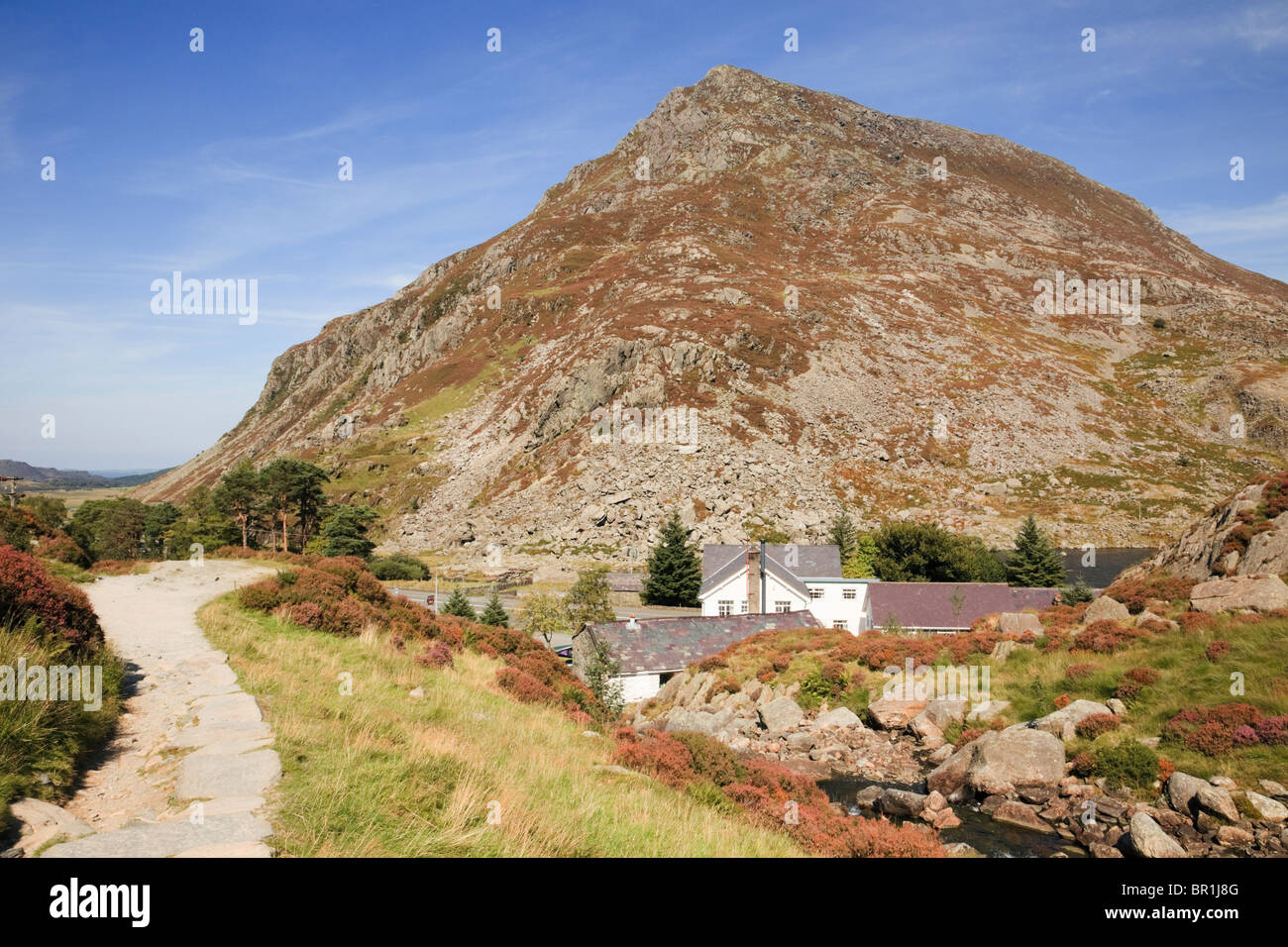 Footpath from Cwm Idwal with Ogwen Cottage below Pen Yr Ole Wen mountain. Ogwen Valley, Snowdonia, North Wales, UK, Britain. Stock Photo