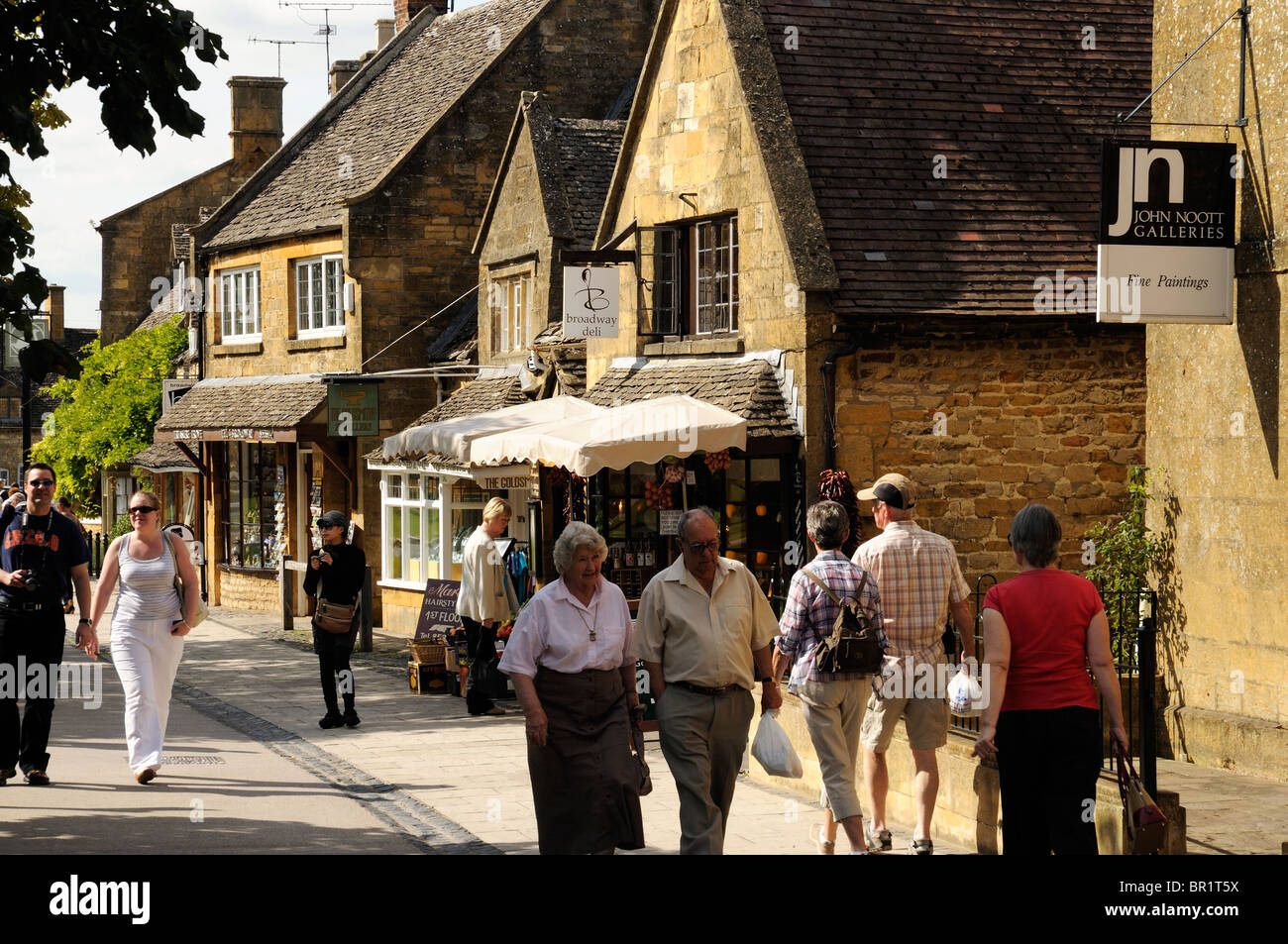 Broadway cotswolds high street hi-res stock photography and images - Alamy