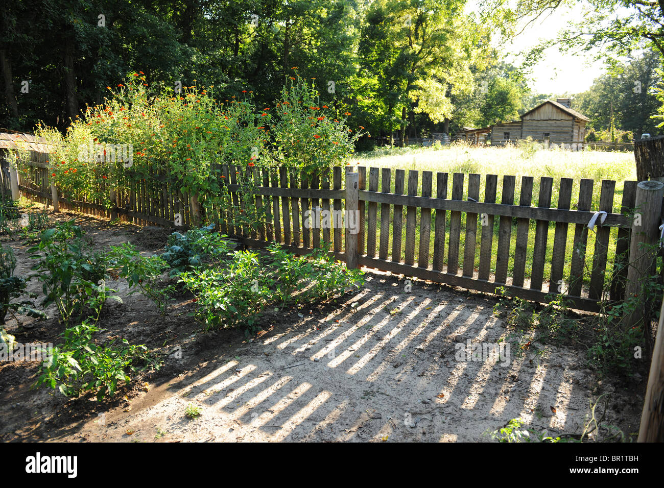 Cottage garden wooden fence hi-res stock photography and images - Alamy