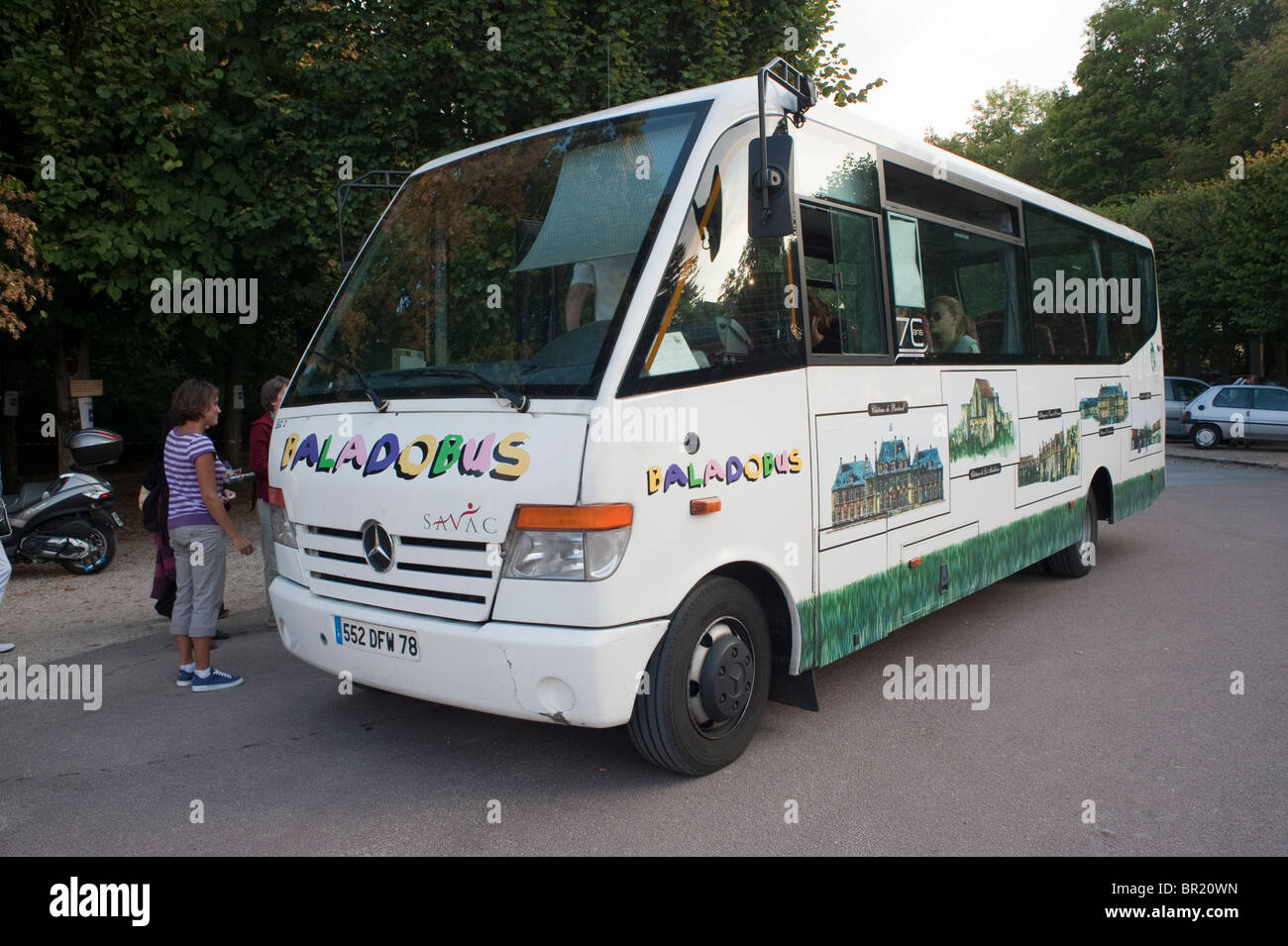 France - Tourists getting on French Tour Bus, Chateau de Breteuil, Choisel PATRIMOINE JOURNEES Stock Photo