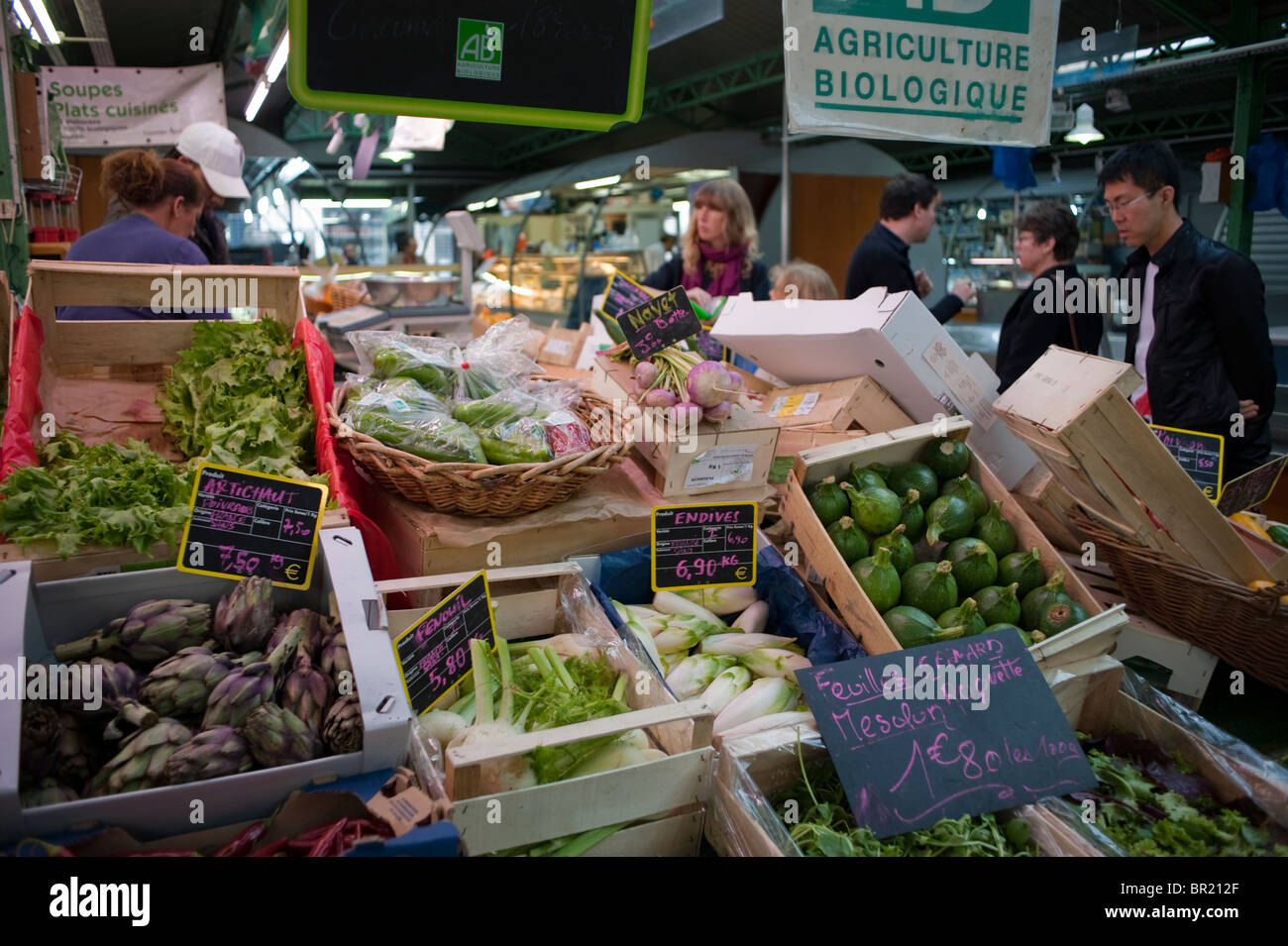 Paris, France, Small Group People, inside Food Markets, Organic Shopping, Vegetables in Farmer's Market, Le Marais District, 'Les Enfants Rouges' local consumption, food prices, greengrocer inside Stock Photo