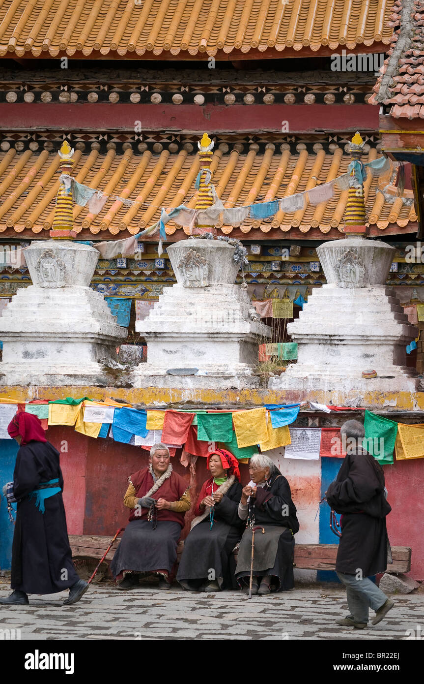 Tagong Monastery Tibetan women outside monastery hi-res stock photography and images - Alamy