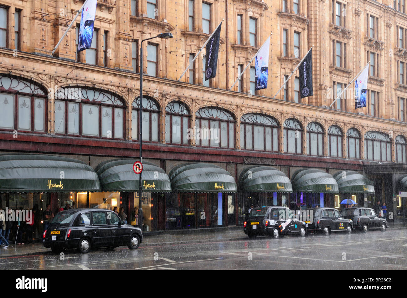 Harrods Department Store in a downpour, Brompton Road, Knightsbridge, London, England, UK Stock Photo