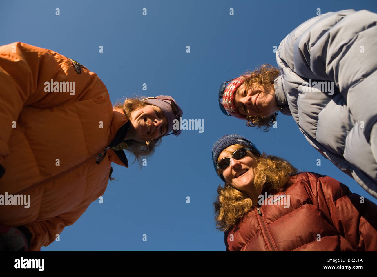 Three women stand in circle hi-res stock photography and images - Alamy