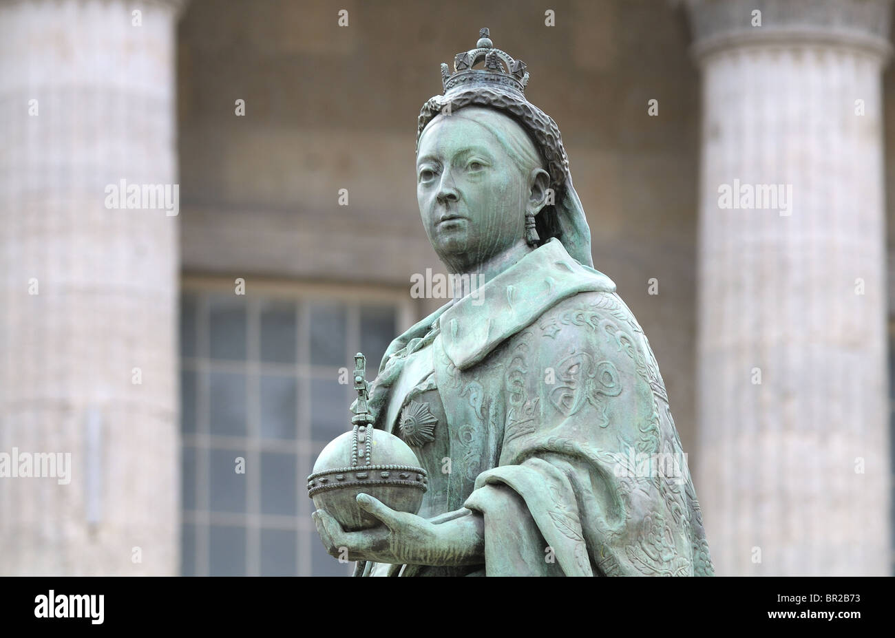 Statue of Queen Victoria in Victoria Square, Birmingham, England. Given by Sir William Henry Barber.  Town Hall in background. Stock Photo