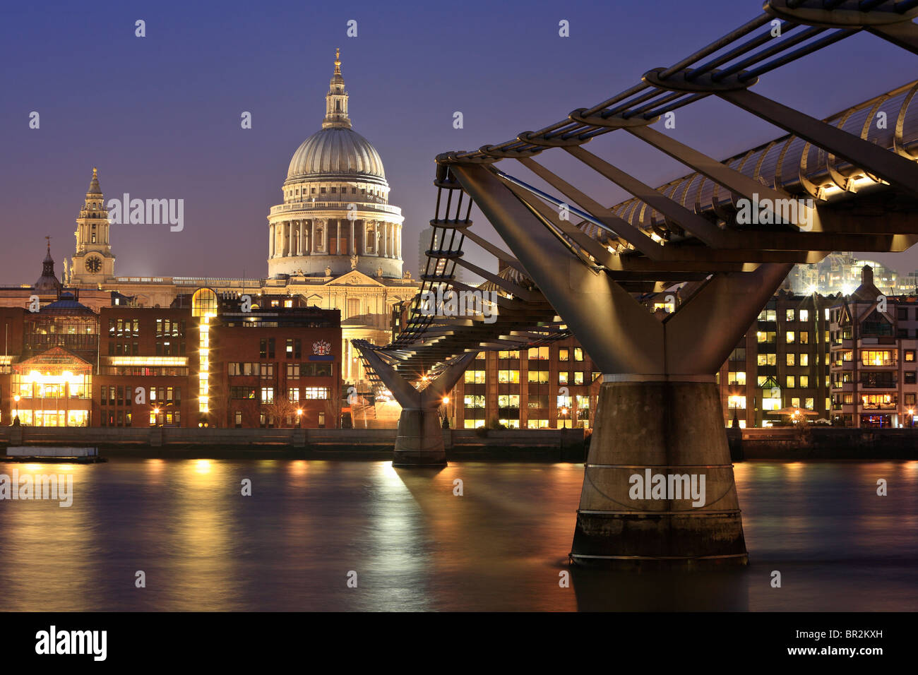 St Paul's Cathedral and Millennium Bridge at night in London Stock Photo
